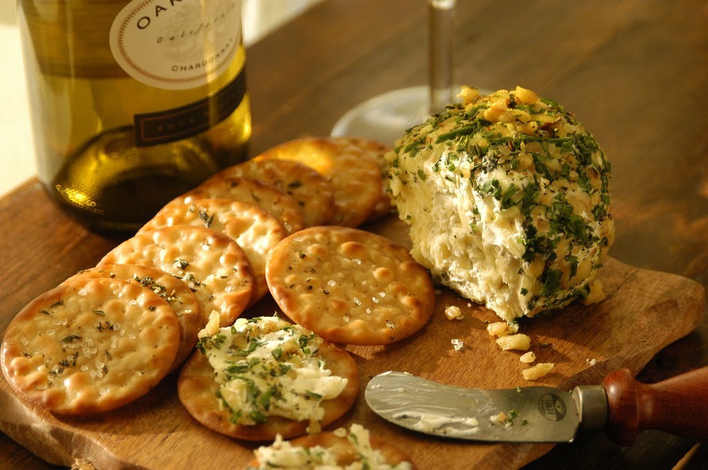 https://www.cathiefilian.com/wp-content/uploads/2008/11/809-CHEESE-BALL-AND-CRACKERS-DISPLAY-2823-29-1024x681.jpg